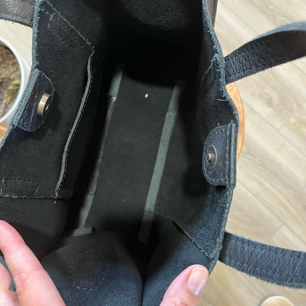 Portland Leather Elegant Black Leather Tote Bag - Picture 6 of 10